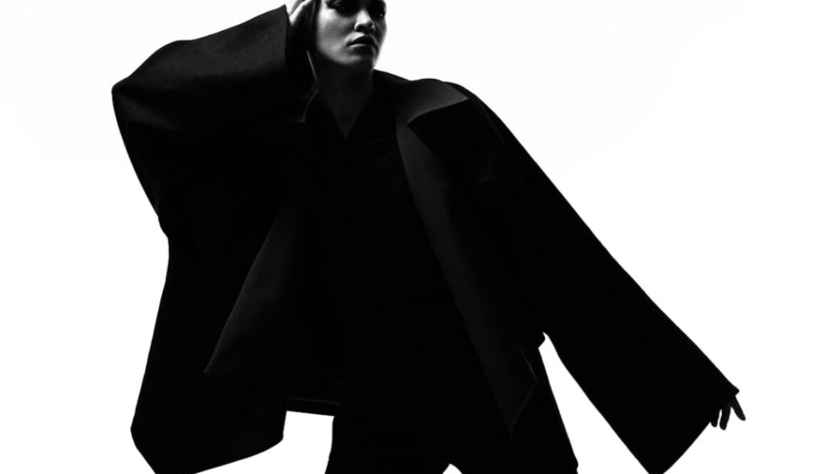 Photo Sposoby na stylizowanie oversize'owych koszul w letnich outfitach