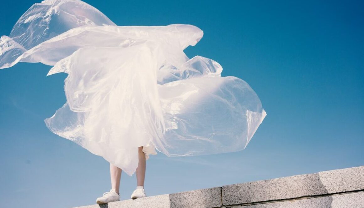 Photo Sposoby na stylizowanie basicowych białych T-shirtów