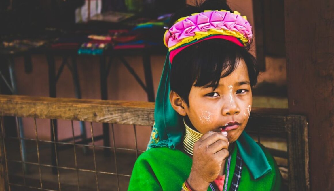 Photo Trendy w dodatkach na głowę: kapelusze, czapki, opaski