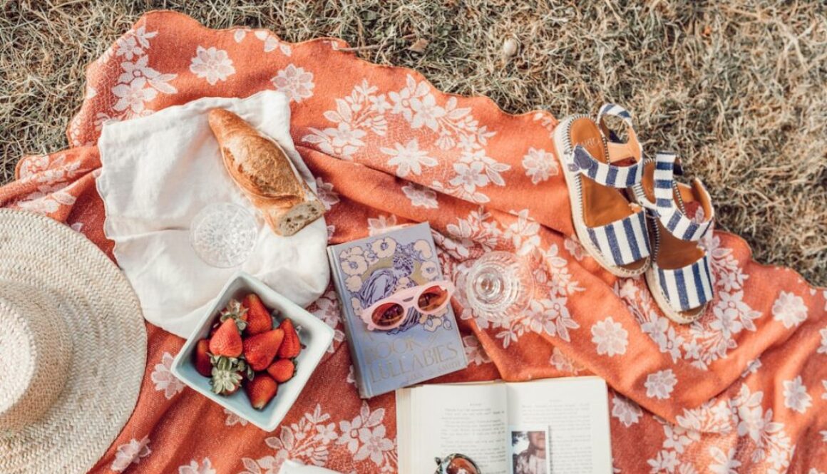 Photo Jak nosić lekkie, zwiewne sukienki w różnych letnich stylizacjach?