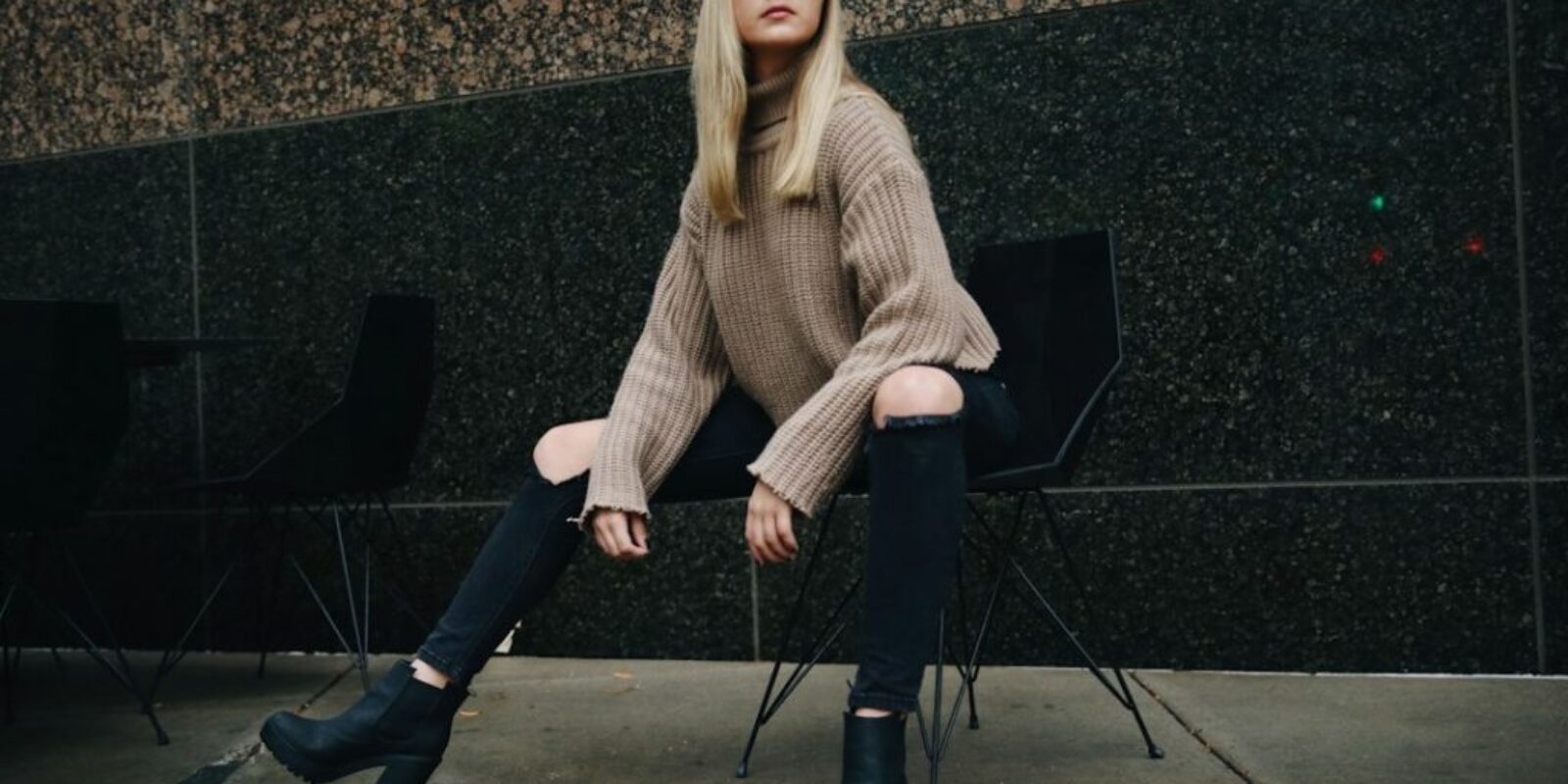 Photo Sposoby na noszenie eleganckich butów na słupku