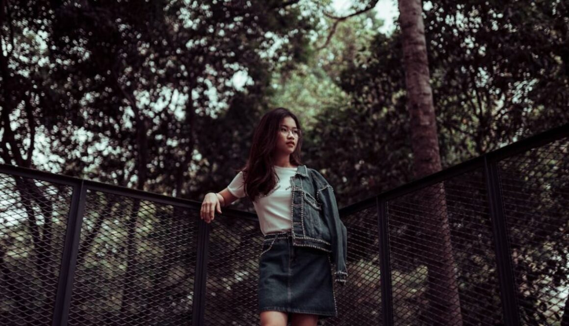 Photo Sposoby na stylizowanie denimowych spódnic w różnych letnich outfitach